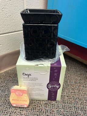 Scentsy Onyx Black Ceramic Wax Warmer with Bring Me Fragrance Bar